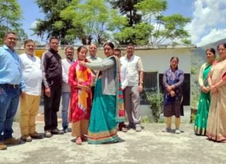 कल्जीखाल ब्लॉक की आंचल ने उत्तराखंड बोर्ड की मेरिट लिस्ट में बनाई जगह, बेहद गरीब परिवार की बेटी बकरियां चराने जाते समय साथ लेकर जाती थी कॉपी-किताब Aanchal secured 24th rank in Uttarakhand in class 12th board exam