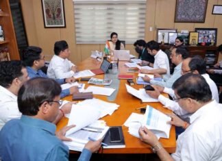 ग्रेटर नोएडा प्राधिकरण से अनुमति के बावजूद भी 4000 फ्लैटों की रजिस्ट्री में लापरवाही कर रहे बिल्डर्स, प्राधिकरण ने 20 बिल्डरों के नाम सार्वजनकि करते हुए दी कार्रवाई की चेतवानी registry of 4000 flats of 20 builder projects