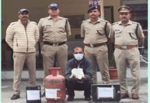 श्रीनगर गढ़वाल: खाली घरों की रेकी कर चोरी करने वाला आरोपी चोरी के माल सहित गिरफ्तार police arrested the accused with stolen goods