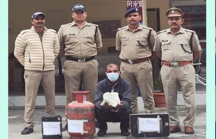 thief-arrested-in-Srinagar- police arrested the accused with stolen goods