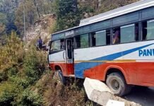 उत्तराखंड : यहाँ बारातियों से भरी बस पैरापिट तोड़कर हवा में झूलने लगी, हलक में अटकी 30 बरातियों की जान Bus hangs in the air after breaking the parapet in Rudraprayag