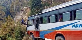 उत्तराखंड : यहाँ बारातियों से भरी बस पैरापिट तोड़कर हवा में झूलने लगी, हलक में अटकी 30 बरातियों की जान Bus hangs in the air after breaking the parapet in Rudraprayag