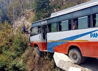उत्तराखंड : यहाँ बारातियों से भरी बस पैरापिट तोड़कर हवा में झूलने लगी, हलक में अटकी 30 बरातियों की जान Bus hangs in the air after breaking the parapet in Rudraprayag