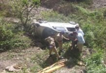 पौड़ी-कोटद्वार राष्ट्रीय राजमार्ग पर गहरी खाई में गिरी कार, 4 घायल Car fell into deep gorge near gumkhal