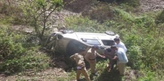 पौड़ी-कोटद्वार राष्ट्रीय राजमार्ग पर गहरी खाई में गिरी कार, 4 घायल Car fell into deep gorge near gumkhal
