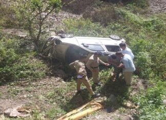 पौड़ी-कोटद्वार राष्ट्रीय राजमार्ग पर गहरी खाई में गिरी कार, 4 घायल Car fell into deep gorge near gumkhal