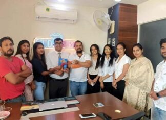 विदेश जाकर पढ़ाई करने को लेकर तमाम सवालों के जवाब ‘एक्सप्लोरिंग स्टडी अब्रॉड अपॉर्च्युनिटीज़ आफ्टर 12th’ किताब में Exploring Study Abroad Opportunities after 12th