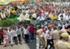 किसानों ने ग्रेटर नोएडा प्राधिकरण के दोनों गेट पर किया कब्जा!, पुलिस व किसानों के बीच झड़प Farmers occupied both the gates of Greater Noida Authority