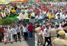किसानों ने ग्रेटर नोएडा प्राधिकरण के दोनों गेट पर किया कब्जा!, पुलिस व किसानों के बीच झड़प Farmers occupied both the gates of Greater Noida Authority