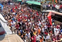 उत्तरकाशी में नाबालिग लड़की को भगाने का मामला, सड़कों पर उतरे स्थानीय व्यापारी एवं संगठन, जनपद के ज्यादातर बाजार रहे बंद abduction of minor girl in Uttarkashi