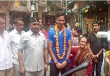 जूनियर एशिया कप 2023 की विजेता भारतीय हॉकी टीम के खिलाड़ी योगम्बर रावत का दिल्ली में पारम्परिक ढोल दमाऊ से हुआ स्वागत /hockey-player-yogmar-rawat