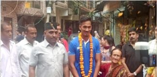 जूनियर एशिया कप 2023 की विजेता भारतीय हॉकी टीम के खिलाड़ी योगम्बर रावत का दिल्ली में पारम्परिक ढोल दमाऊ से हुआ स्वागत /hockey-player-yogmar-rawat
