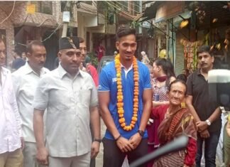 जूनियर एशिया कप 2023 की विजेता भारतीय हॉकी टीम के खिलाड़ी योगम्बर रावत का दिल्ली में पारम्परिक ढोल दमाऊ से हुआ स्वागत /hockey-player-yogmar-rawat