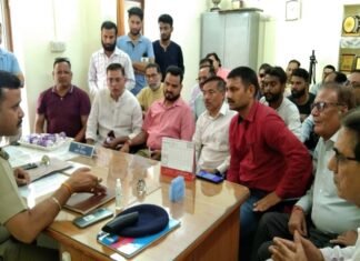 श्रीनगर में भी लव जिहाद की चिंगारी!, हिंदू लड़की को भगाने की कोशिश का आरोप, स्थानीय लोगों ने कोतवाली पहुंचकर किया हंगामा