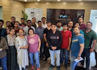 ग्रेटर नोएडा वेस्ट की महागुन मंत्रा-2 सोसायटी के फ्लैट बायर्स का बिल्डर के खिलाफ फूटा गुस्सा, कार्यालय का किया घेराव Flat buyers of Mahagun Mantra 2 society of Greater Noida West got angry against the builder