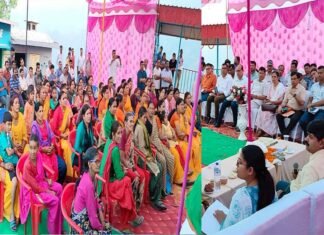 पौड़ी जिले के प्राथमिक विद्यालय में आयोजित रात्रि चौपाल में ग्रामीणों ने उठाई समस्यायें, सचिव आर मीनाक्षी सुंदरम ने दिए तत्काल निस्तारण के निर्देश