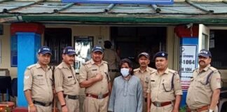 उत्तराखंड : तीन बच्चों की मां को भगाकर ले जाने वाला नाई गिरफ्तार, बुर्का पहनाकर घुमा रहा था Barber arrested for abducting mother of three children in Almora