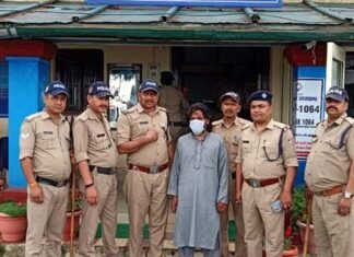 उत्तराखंड : तीन बच्चों की मां को भगाकर ले जाने वाला नाई गिरफ्तार, बुर्का पहनाकर घुमा रहा था Barber arrested for abducting mother of three children in Almora
