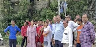 बौसाल-भेटी-कल्जीखाल मोटर मार्ग के सुधारीकरण के लिए ग्रामीणों का प्रदर्शन Bosal-Bheti-Kaljikhal motorway