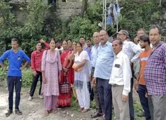 बौसाल-भेटी-कल्जीखाल मोटर मार्ग के सुधारीकरण के लिए ग्रामीणों का प्रदर्शन Bosal-Bheti-Kaljikhal motorway