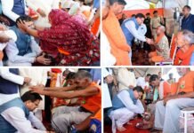 सीएम धामी ने उत्तराखण्ड आये शिवभक्त कावड़ियों के चरण धोकर किया स्वागत CM Dhami welcomed Shiv devotees who came to Uttarakhand by washing their feet