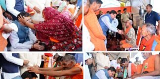 सीएम धामी ने उत्तराखण्ड आये शिवभक्त कावड़ियों के चरण धोकर किया स्वागत CM Dhami welcomed Shiv devotees who came to Uttarakhand by washing their feet