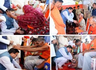 सीएम धामी ने उत्तराखण्ड आये शिवभक्त कावड़ियों के चरण धोकर किया स्वागत CM Dhami welcomed Shiv devotees who came to Uttarakhand by washing their feet