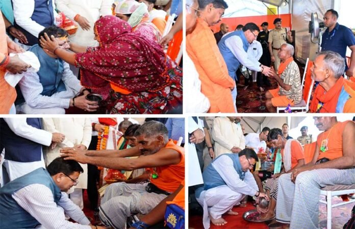 CM Dhami welcomed Shiv devotees who came to Uttarakhand by washing their feet