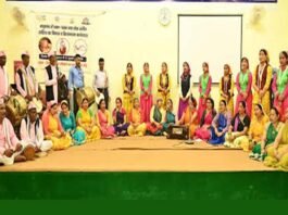 गढ़वाली मात्रभाषा पर आयोजित चार दिवसीय कार्यशाला में छात्र छात्राओं को ढोल-दमाऊ व डौंर-थाली बजाने का दिया प्रशिक्षण