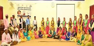 गढ़वाली मात्रभाषा पर आयोजित चार दिवसीय कार्यशाला में छात्र छात्राओं को ढोल-दमाऊ व डौंर-थाली बजाने का दिया प्रशिक्षण