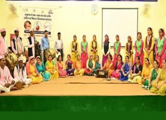 गढ़वाली मात्रभाषा पर आयोजित चार दिवसीय कार्यशाला में छात्र छात्राओं को ढोल-दमाऊ व डौंर-थाली बजाने का दिया प्रशिक्षण