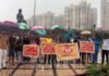 ग्रेटर नोएडा वेस्ट: घर खरीदारों ने सरकार से पूछा कब होगी रजिस्ट्री, भारी बारिश में डटे रहे होम बायर्स Greater Noida West Home buyers