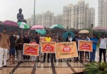 ग्रेटर नोएडा वेस्ट: घर खरीदारों ने सरकार से पूछा कब होगी रजिस्ट्री, भारी बारिश में डटे रहे होम बायर्स Greater Noida West Home buyers