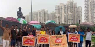 ग्रेटर नोएडा वेस्ट: घर खरीदारों ने सरकार से पूछा कब होगी रजिस्ट्री, भारी बारिश में डटे रहे होम बायर्स Greater Noida West Home buyers