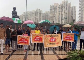 ग्रेटर नोएडा वेस्ट: घर खरीदारों ने सरकार से पूछा कब होगी रजिस्ट्री, भारी बारिश में डटे रहे होम बायर्स Greater Noida West Home buyers