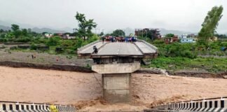 कोटद्वार में भारी बारिश से मालन नदी पर बना पुल टूटा Malan river bridge broken Kotdwar
