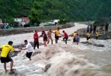 टिहरी गढ़वाल: भारी बारिश से बहा अस्थायी पुल, लहरों के बीच फंसे 100 लोगों की SDRF ने ऐसे बची जान Temporary bridge washed away due to heavy rains in Sitapur, SDRF rescues 100 people