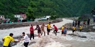 टिहरी गढ़वाल: भारी बारिश से बहा अस्थायी पुल, लहरों के बीच फंसे 100 लोगों की SDRF ने ऐसे बची जान Temporary bridge washed away due to heavy rains in Sitapur, SDRF rescues 100 people