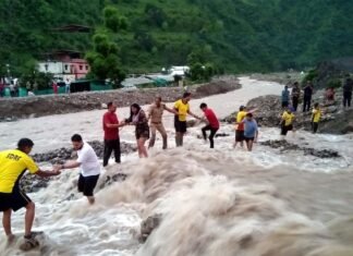 टिहरी गढ़वाल: भारी बारिश से बहा अस्थायी पुल, लहरों के बीच फंसे 100 लोगों की SDRF ने ऐसे बची जान Temporary bridge washed away due to heavy rains in Sitapur, SDRF rescues 100 people