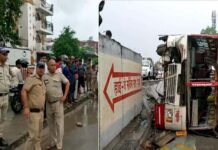 हरिद्वार-दिल्ली नेशनल हाईवे पर पलटी यूपी रोडवेज की बस, हलक में अटकी 57 यात्रियों की जान UP Roadways bus overturned on Haridwar-Delhi National Highway