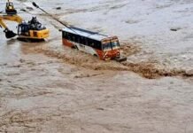 हरिद्वार आ रही यूपी बॉर्डर की बस बाढ़ में फंसी, जेसीबी पर बैठाकर सुरक्षित निकाली गई सभी सवारियां, बड़ा हादसा होने से बचा bus stuck in flood