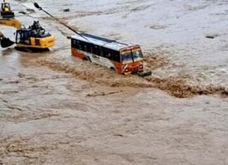 हरिद्वार आ रही यूपी बॉर्डर की बस बाढ़ में फंसी, जेसीबी पर बैठाकर सुरक्षित निकाली गई सभी सवारियां, बड़ा हादसा होने से बचा bus stuck in flood