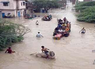 बाढ़ की चपेट में दिल्ली: सभी स्कूल-कॉलेज बंद, खतरे के निशान से 3 मीटर ऊपर बह रही है यमुना, पीने के पानी का हो सकता है संकट Delhi in the grip of floods