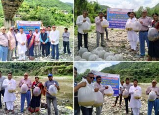 राष्ट्रीय मत्स्य पालक दिवस पर रिवर रेचिंग अभियान के तहत नयार नदी बांघाट में छोड़ा 50 हज़ार मत्स्य बीज, अब होंगी रोहू लेकर सिल्वर व गोल्डन कार्प प्रजाति की मछलियाँ fish seeds National Fisherman Day
