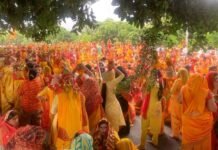 झमाझम बारिश में ग्रेटर नोएडा में निकली भव्य कलश यात्रा, हजारों महिलाएं हुई शामिल, कल से महंत धीरेंद्र शास्त्री की भागवत कथा