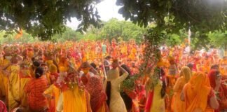 झमाझम बारिश में ग्रेटर नोएडा में निकली भव्य कलश यात्रा, हजारों महिलाएं हुई शामिल, कल से महंत धीरेंद्र शास्त्री की भागवत कथा
