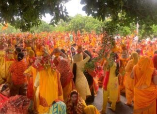 झमाझम बारिश में ग्रेटर नोएडा में निकली भव्य कलश यात्रा, हजारों महिलाएं हुई शामिल, कल से महंत धीरेंद्र शास्त्री की भागवत कथा