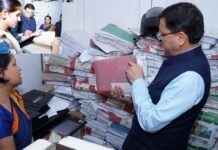 मुख्यमंत्री धामी ने दून रजिस्ट्रार ऑफिस का किया औचक निरीक्षण, भूमि के दस्तावेजों में फर्जीवाड़ा करने वालों के विरूद्ध सख्त कार्रवाई करने के दिये निर्देश