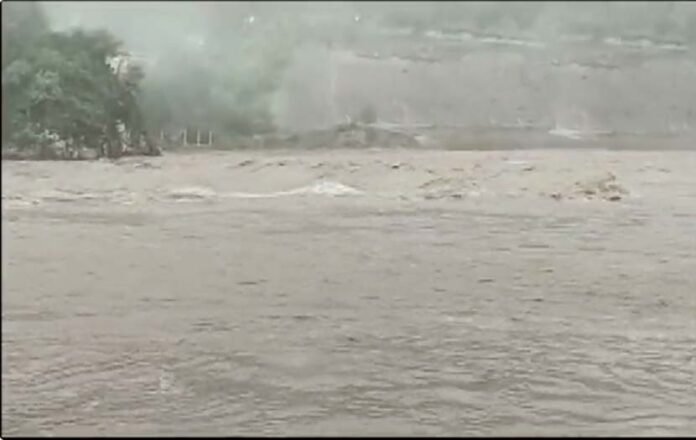Water level of Alaknanda, Ganga river increased due to release of water from Srinagar Dam