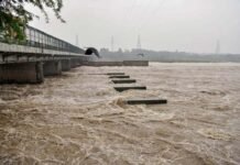 दिल्ली में यमुना के जल स्तर ने तोड़ा 45 साल पुराना रिकॉर्ड, सीएम ने बुलाई आपात बैठक, गृहमंत्री को लिखी चिट्ठी yamuna river water level in delhi